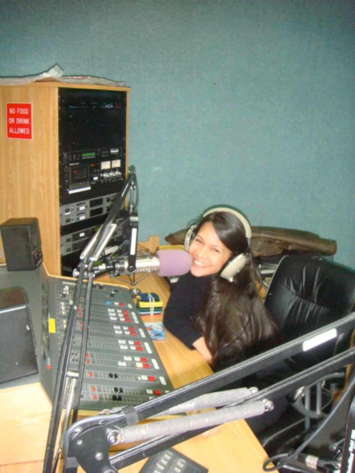 Isabelle à la radio — Downtown, NYC